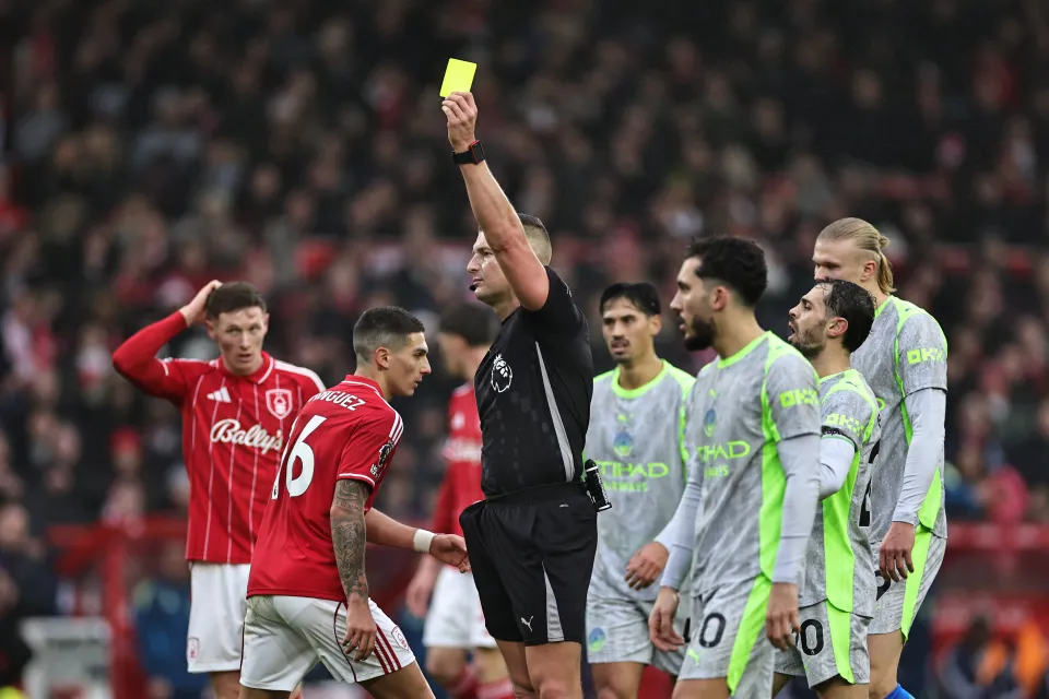 Referee Robert Jones at Nottingham Forest vs Manchester City.