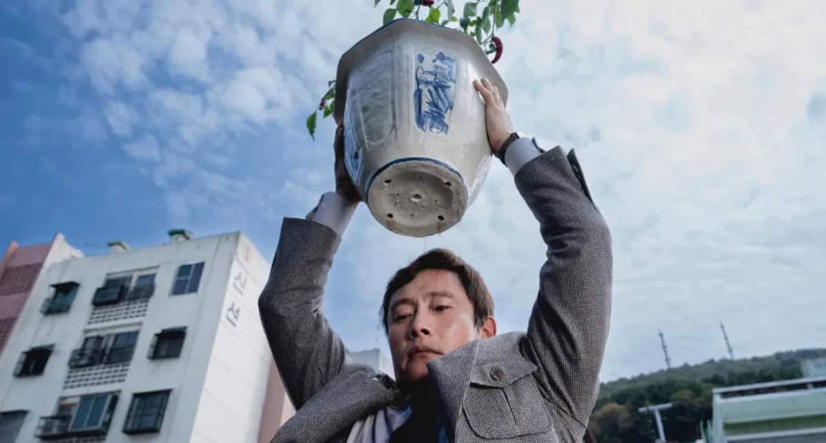 Park Chan-wook's satirical comedy is a darkly hilarious thriller