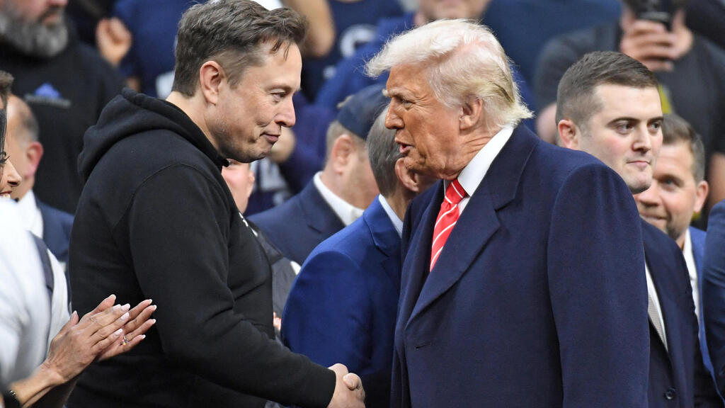 President Donald Trump made the appointment at Musk's request (Photo: Eric Hartline-Imagn Images) אילון מאסק לצד נשיא ארה"ב טראמפ במופע היאבקות שבו צפון יחד בפילדפליה ב-22 במרץ