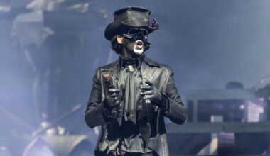 Papa V Perpetua on stage