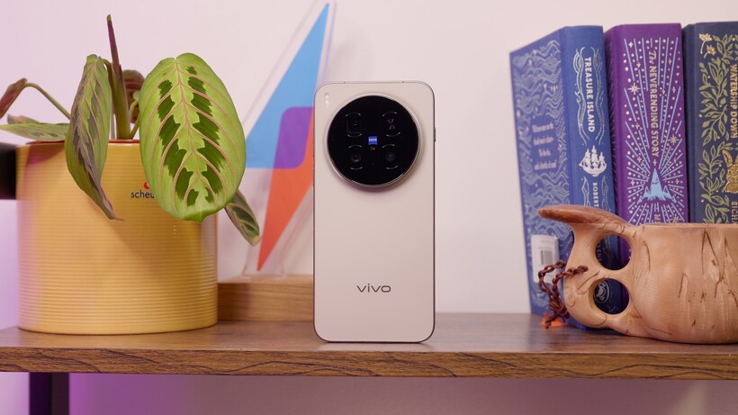 vivo x300 pro - standing back