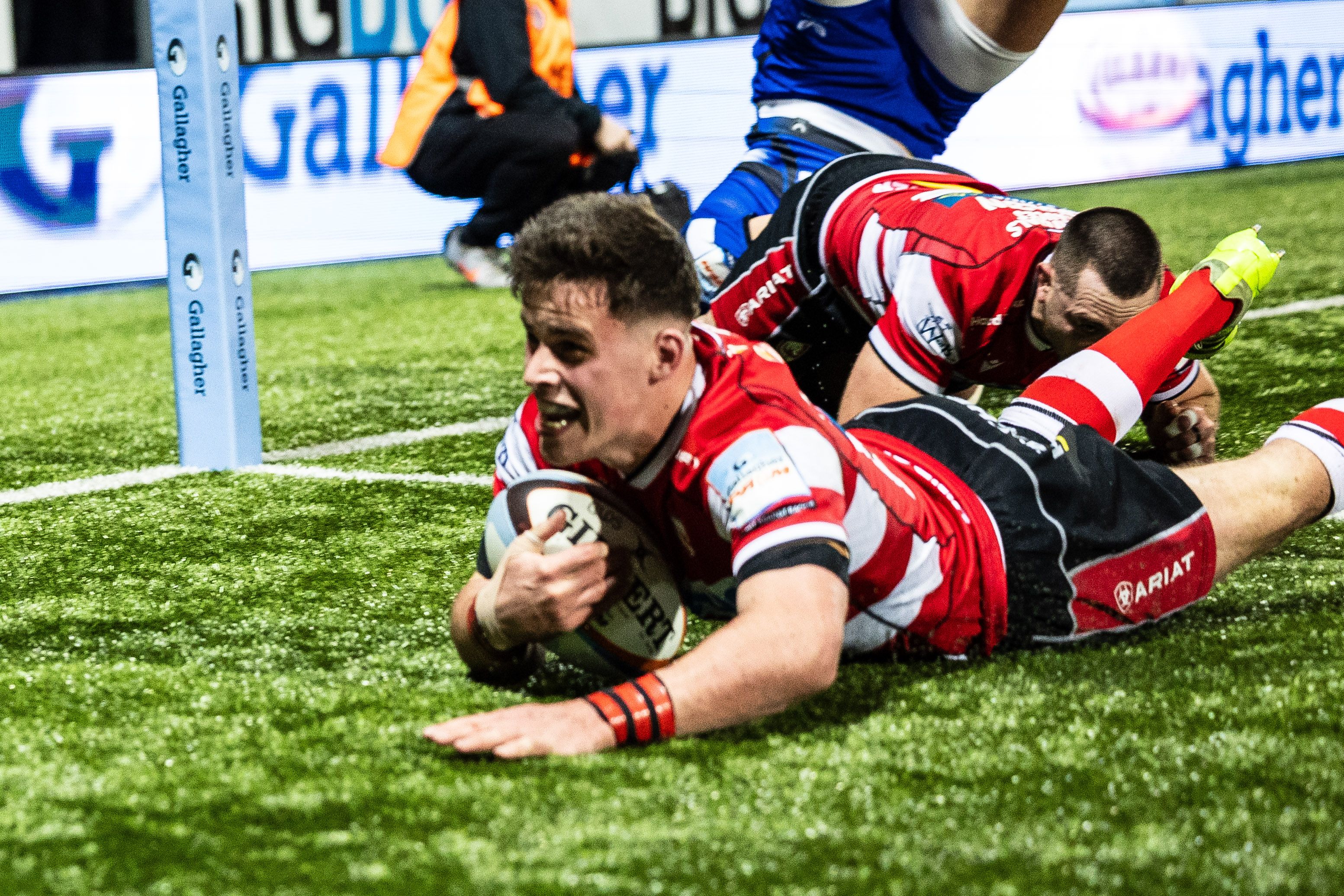 Seb Atkinson of Gloucester Rugby scoring a try.