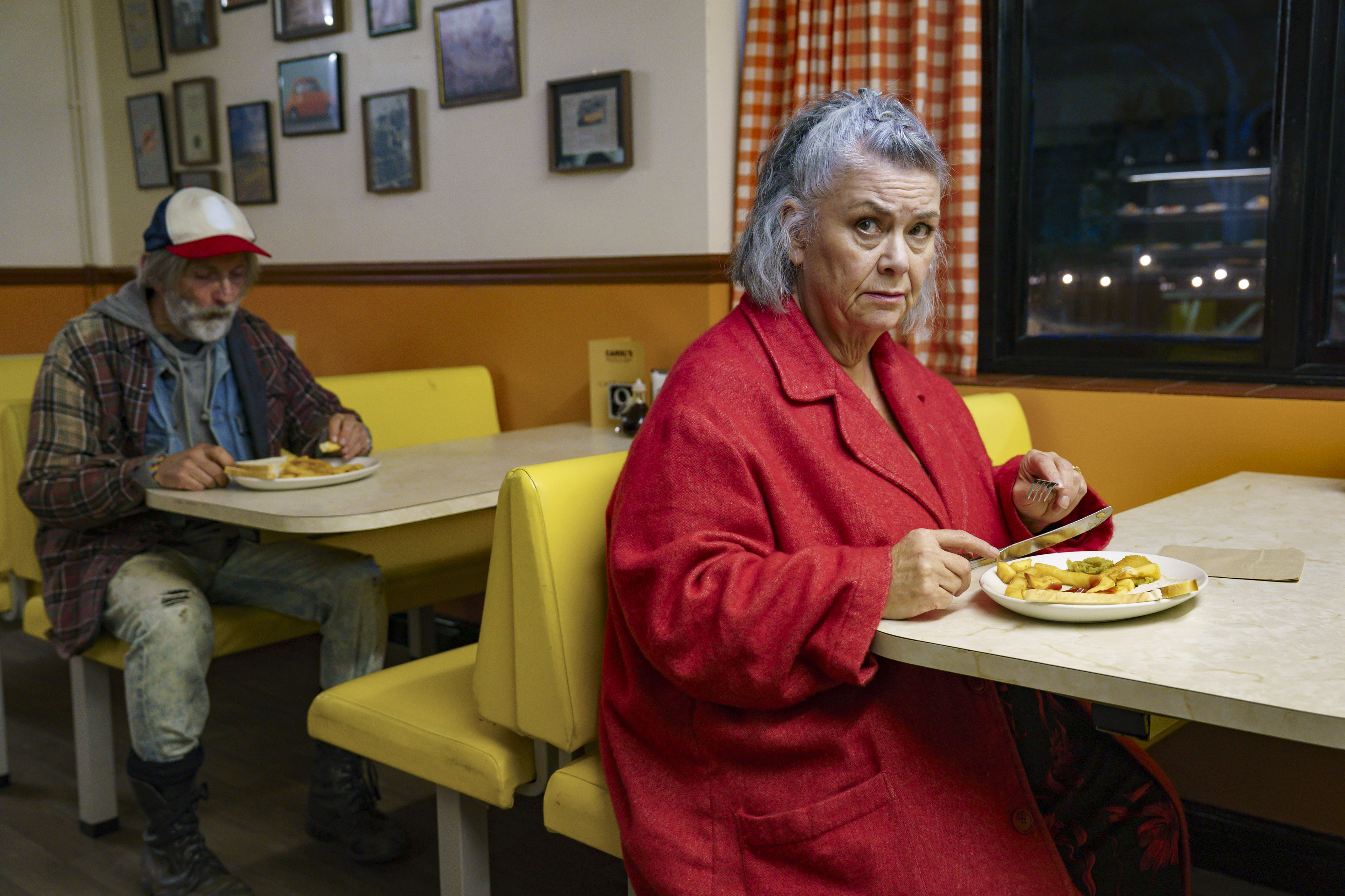 Debbie Fendon (DAWN FRENCH) and Pigfish (GREGORY GUDGEON) eating at a diner.