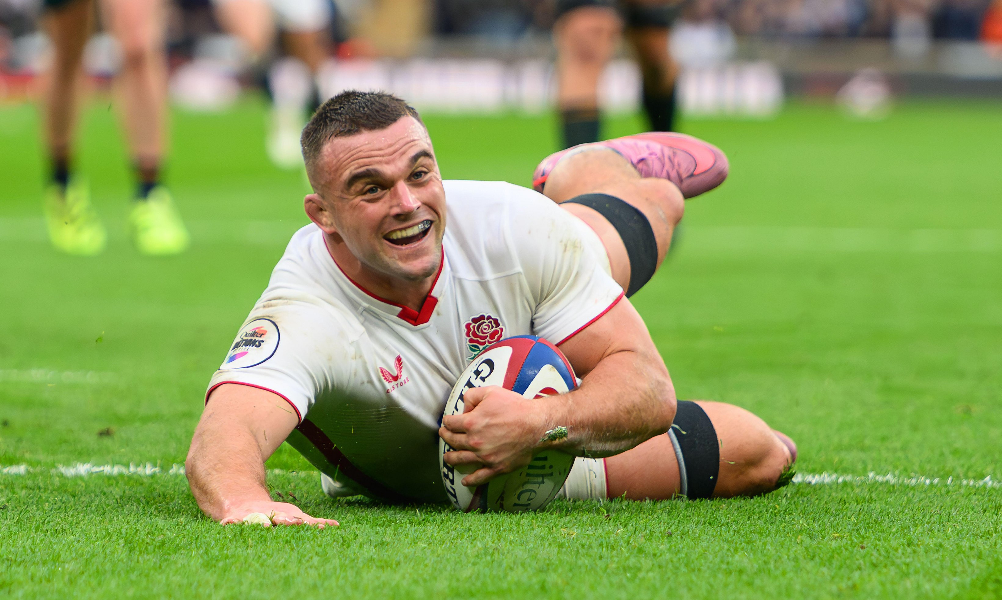 ENGLAND v AUSTRALIA - QUILTER NATIONS SERIES - TWICKENHAM. Ben Earl scores a try for England. Picture : Mark Pain / Alamy Live News