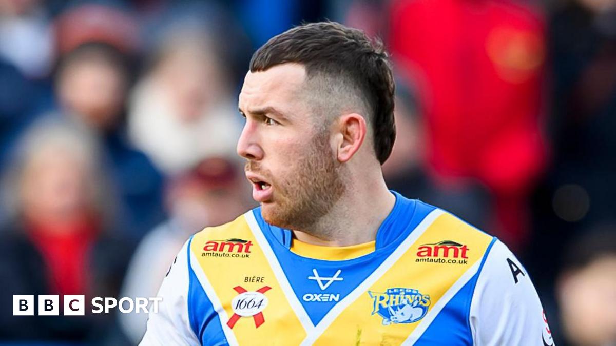 Cameron Smith with his head turned to the right playing for Leeds Rhinos in his own testimonial