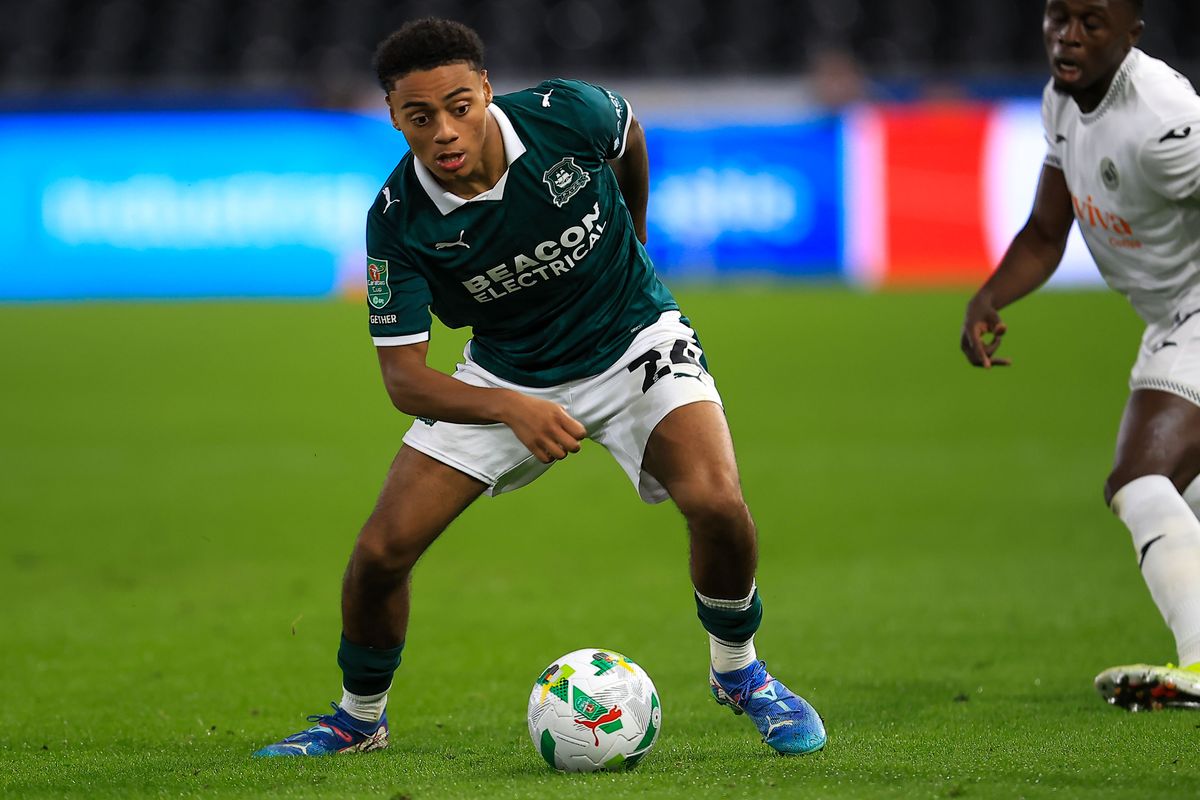Argyle midfielder Caleb Roberts on the ball during the Carabao Cup second round tie against Swansea City at the Swansea.com Stadium on Tuesday, August 26, 2025 (PHOTO: Geraint Nicholas/PPAUK)