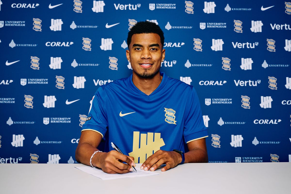 Birmingham City have signed Colombian midfielder Jhon Solis