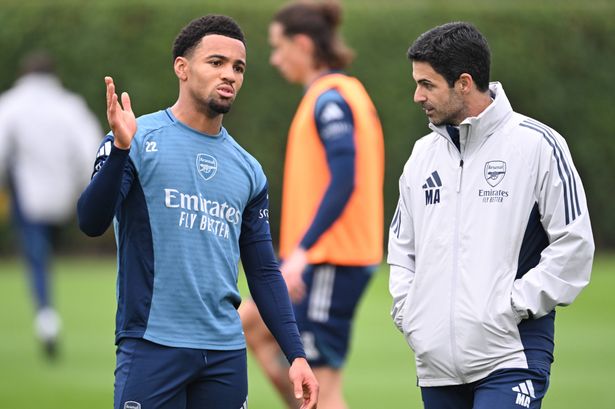 Mikel Arteta and Ethan Nwaneri speak in training.