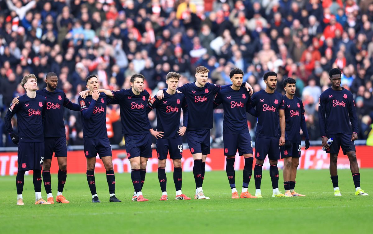 Everton players look on during their penalty shootout defeat to Sunderland