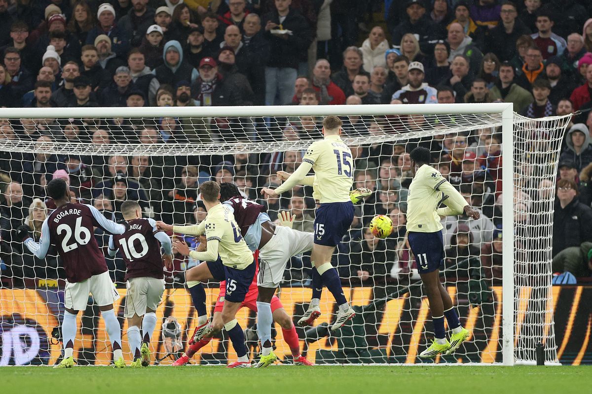 BIRMINGHAM, ENGLAND - JANUARY 18: Jake O'Brien of Everton scores a goal which is later disallowed after a VAR review during the Premier League match between Aston Villa and Everton at Villa Park on January 18, 2026 in Birmingham, England. (Photo by Alex Pantling/Getty Images)