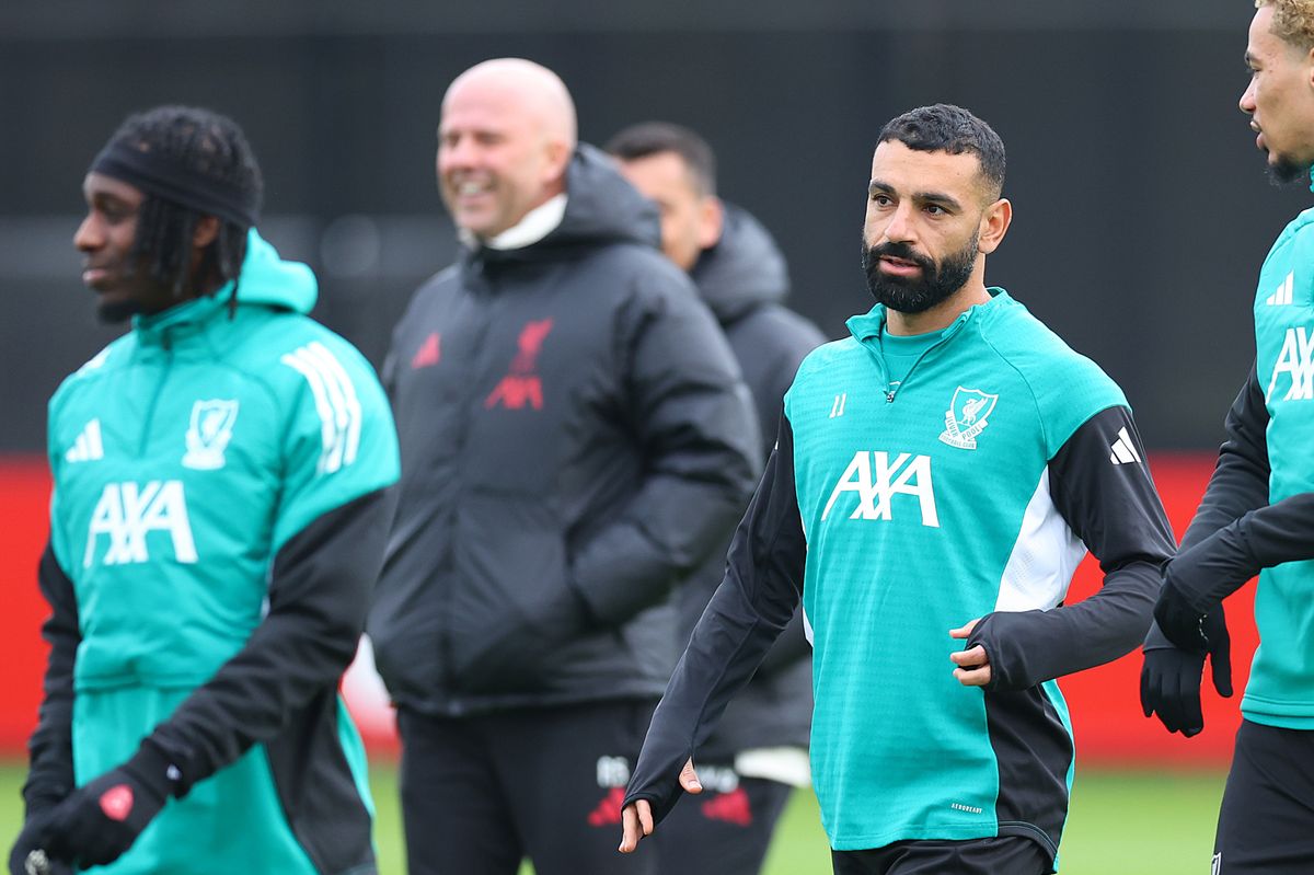 KIRKBY, ENGLAND - JANUARY 20: Mohamed Salah of Liverpool and Arne Slot, head coach of Liverpool during a training session ahead of the UEFA Champions League 2025/26 League Phase MD7 at AXA Training Centre on January 20, 2026 in Kirkby, England. (Photo by Molly Darlington/Getty Images)