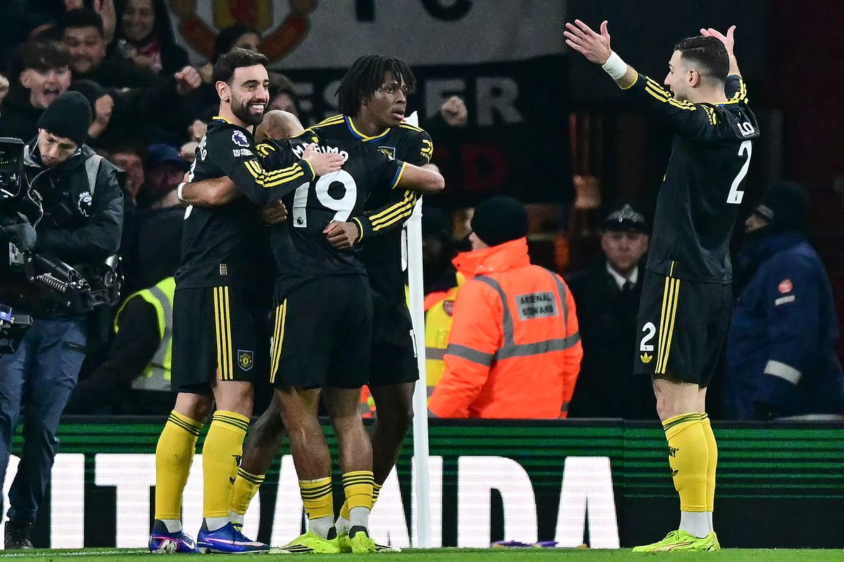 Manchester United's players celebrate with Patrick Dorgu during the victory over Arsenal