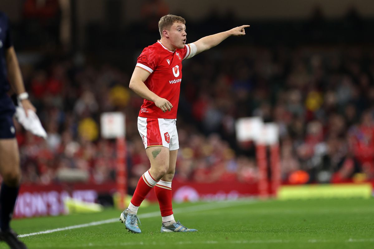 Sam Costelow of Wales