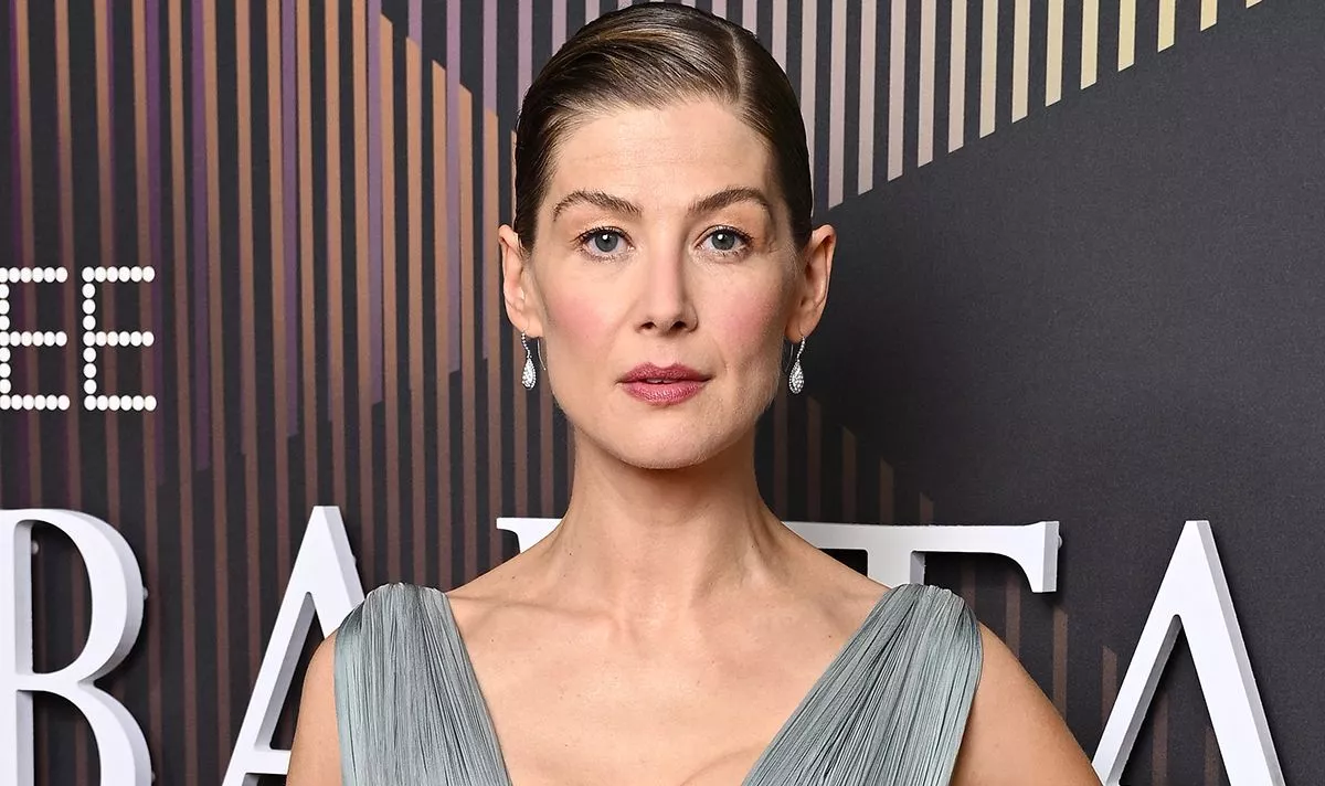 Rosamund Pike said she was punched in the face when a robber tried to take her phone