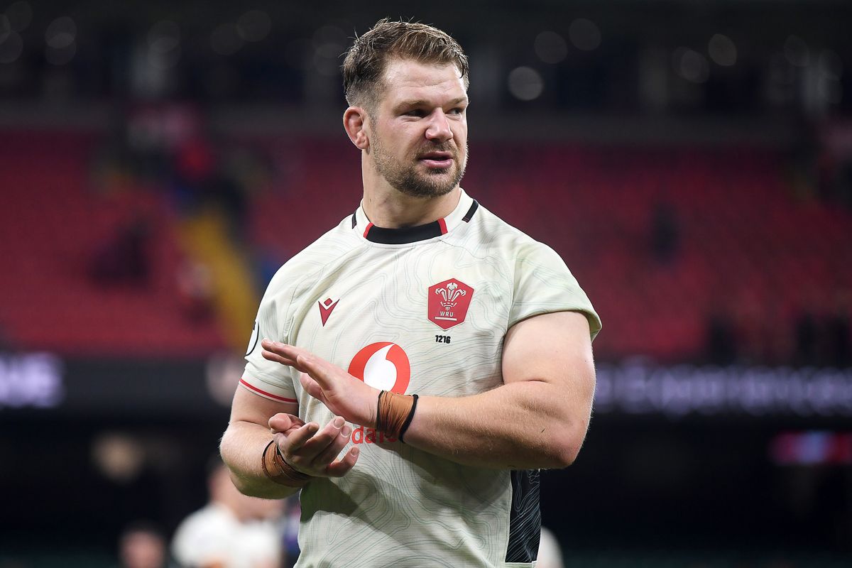 15.11.25 - Wales v Japan - Quilter Nations Series - Olly Cracknell of Wales applauding fans at full time