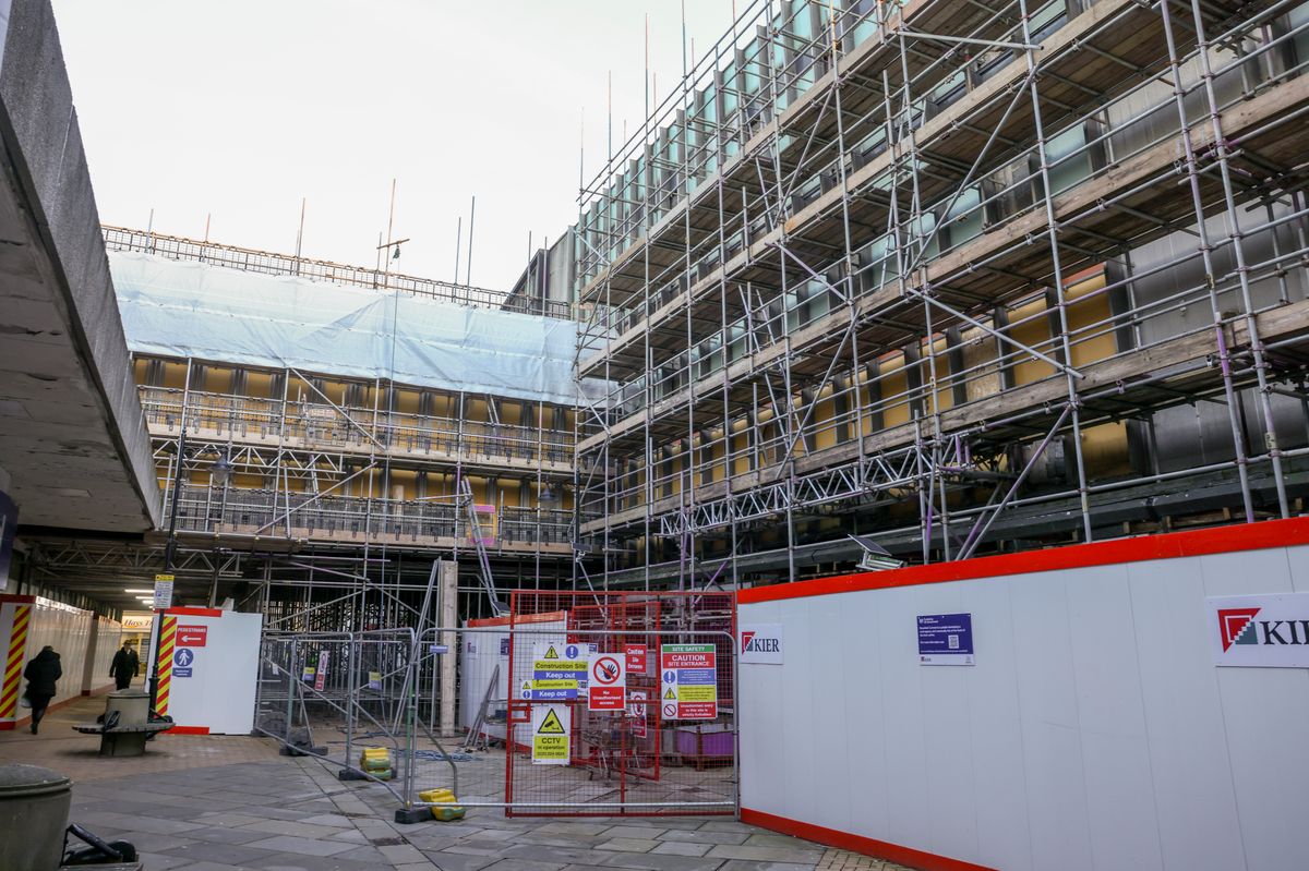 The former Beales department store in Stockwell Gate, Mansfield, with one of the asbestos bridges covered in scaffolding