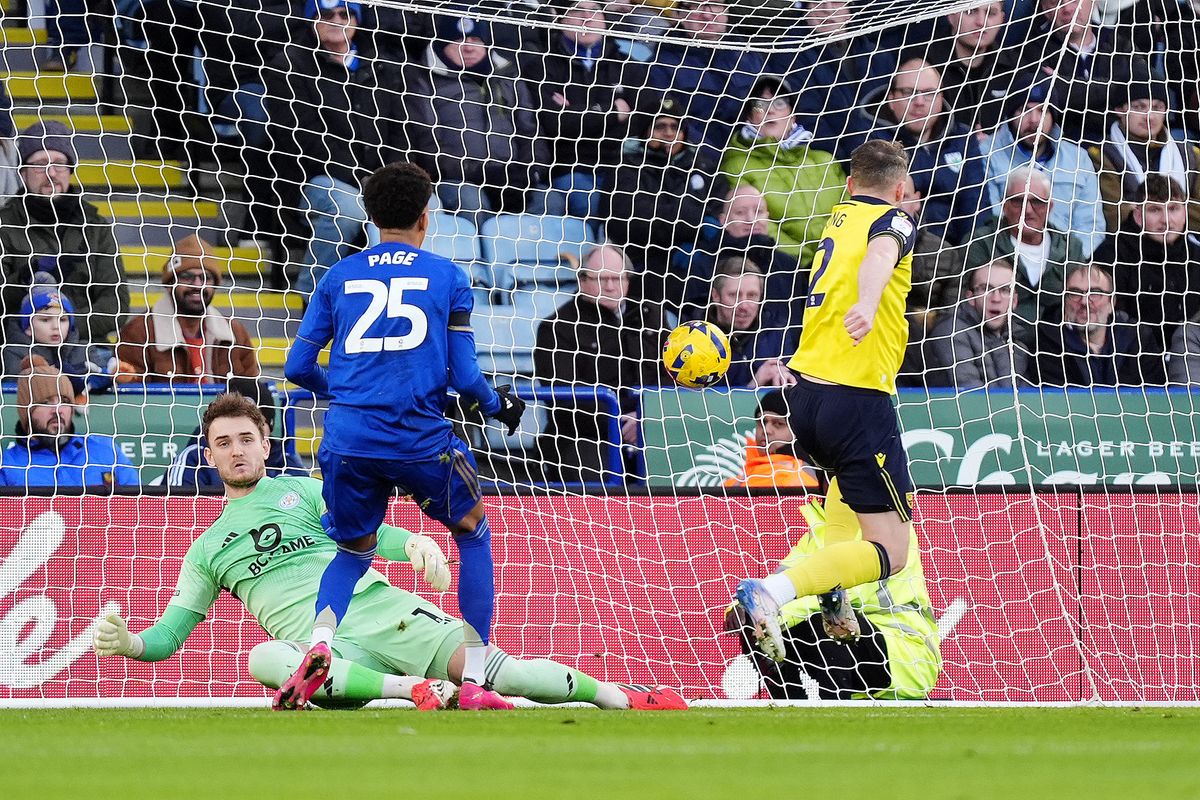 Oxford United's Sam Long (right) scores their side's first goal during the Sky Bet Championship match at the King Power Stadium