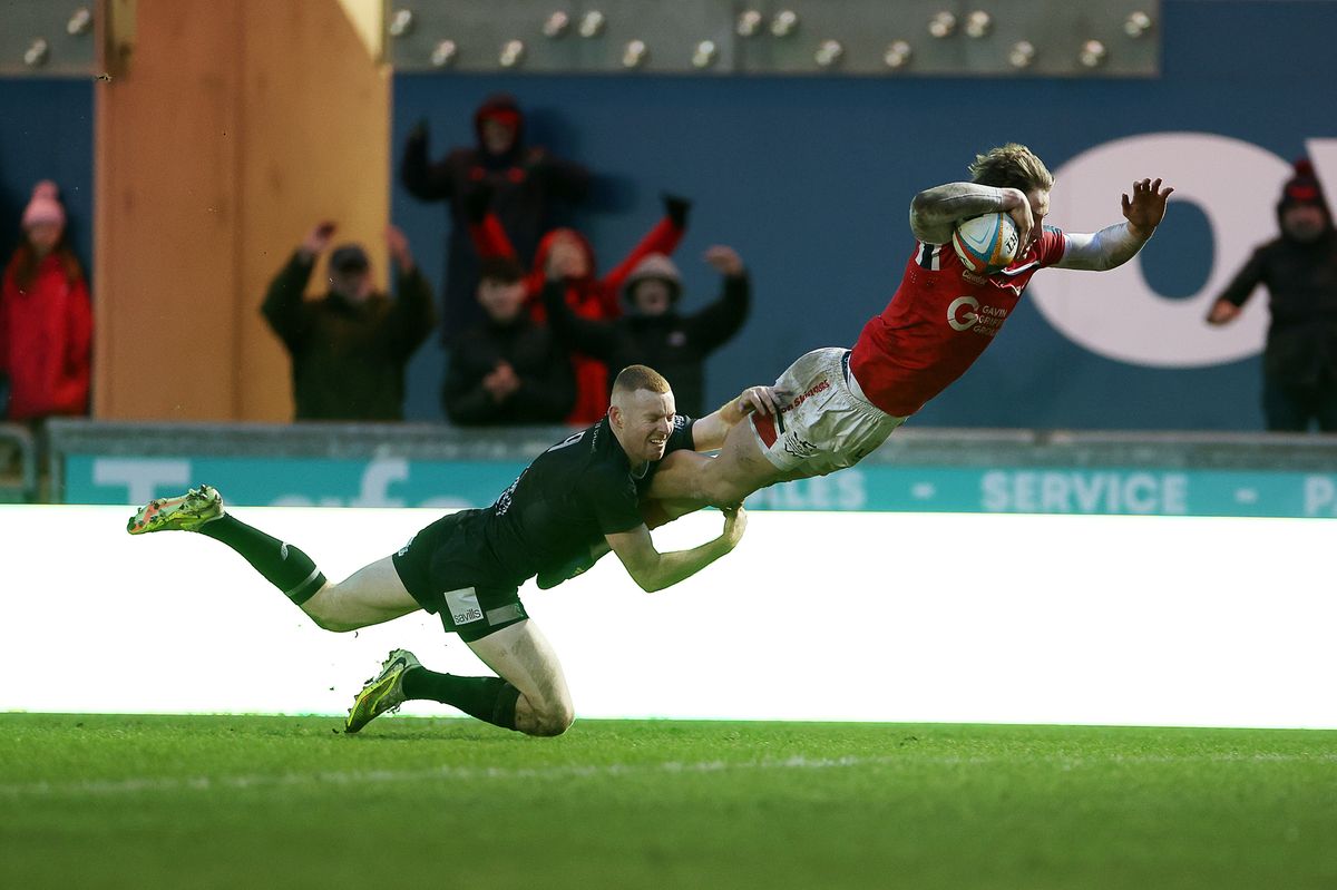 Ellis Mee of Scarlets dives over the line to score the game-winning try