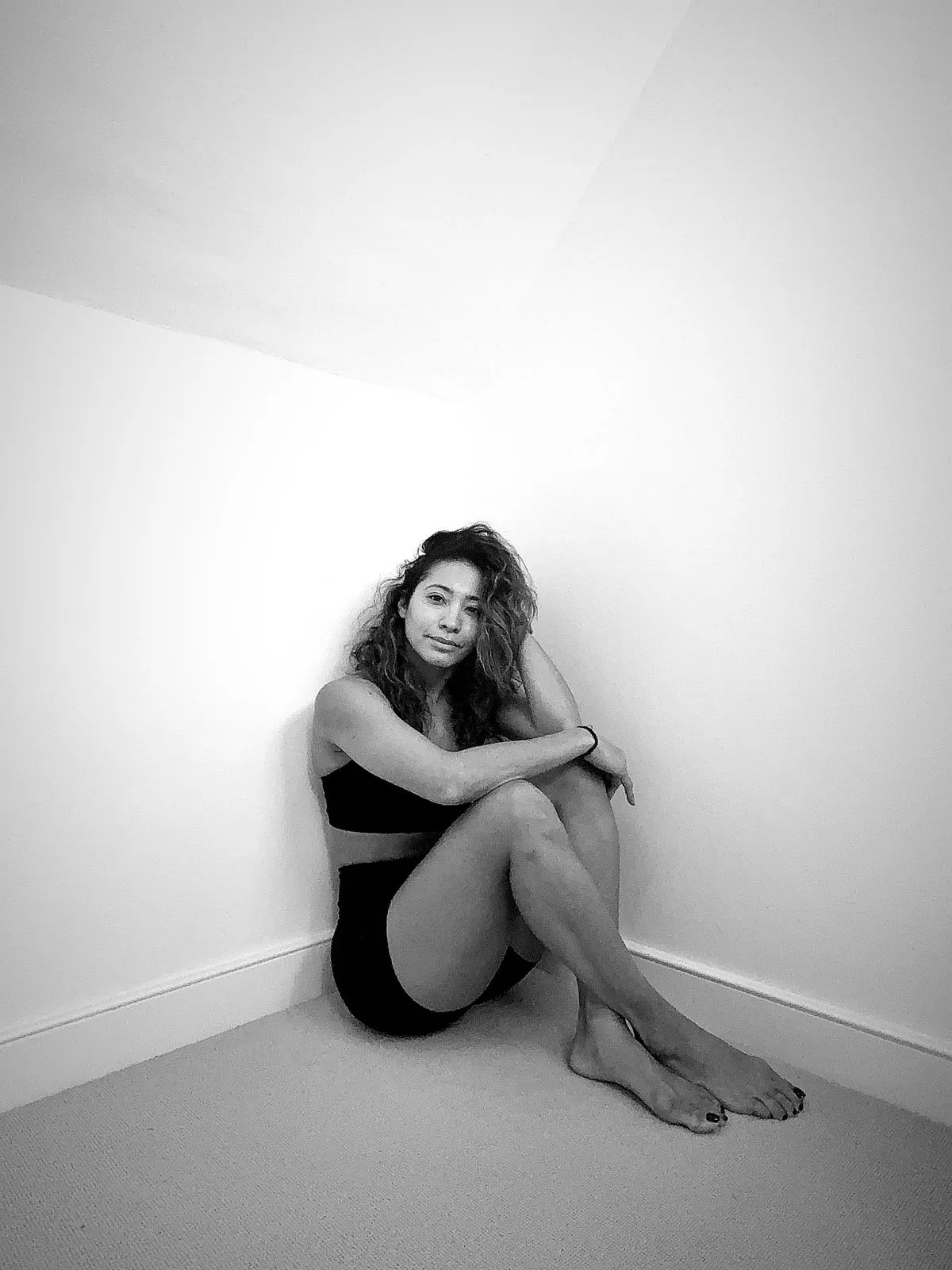 The dancer looked fresh faced as she shared a black and white picture sat on the floor against a wall