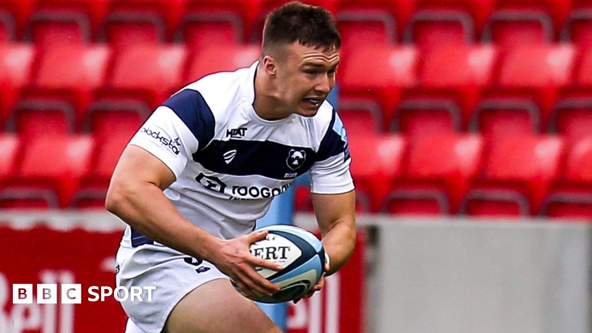 Charlie Powell running with the ball