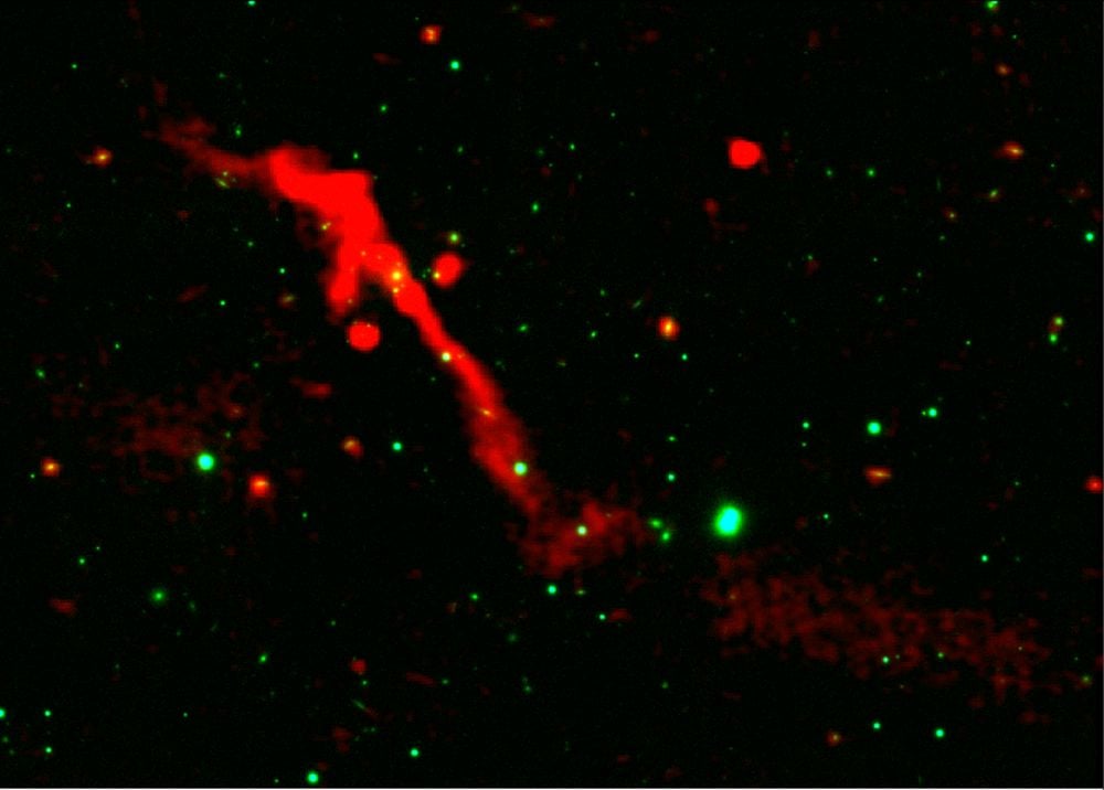 This image shows the gigantic radio galaxy J1007+3540. After almost 100 million years of inactivity, the galaxy is awakening and emitting a jet almost one million light years into space. Image Credit: LOFAR/Pan-STARRS/S. Kumari et al. Licence type: Attribution (CC BY 4.0)