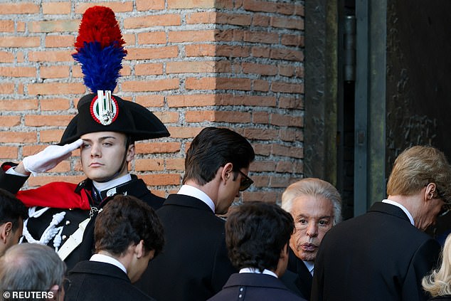 He entered the Basilica with Bruce Hoeksema, who was vice-president of the company until its sale, and lived with Valentino in 1982