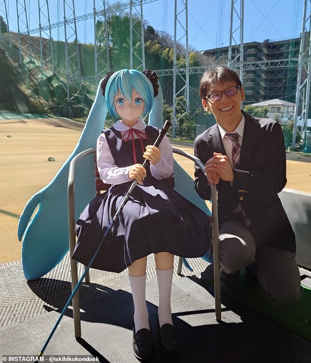 Akihiko Kondo takes the life-size Miku out on dates in public parks and restaurants. Photo courtesy of Akihiko Kondo/@akihikokondosk