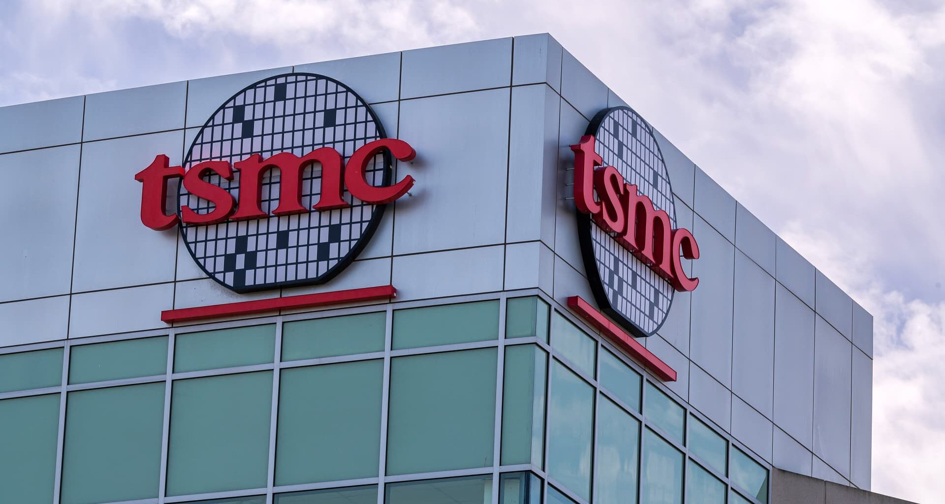 TSMC extends record quarter, profit jumps 35% on robust AI chip demand