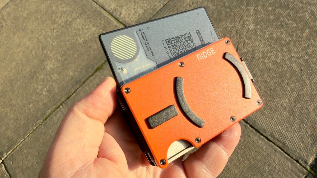 This AirTag alternative fits in my wallet and works just as well with Android phones