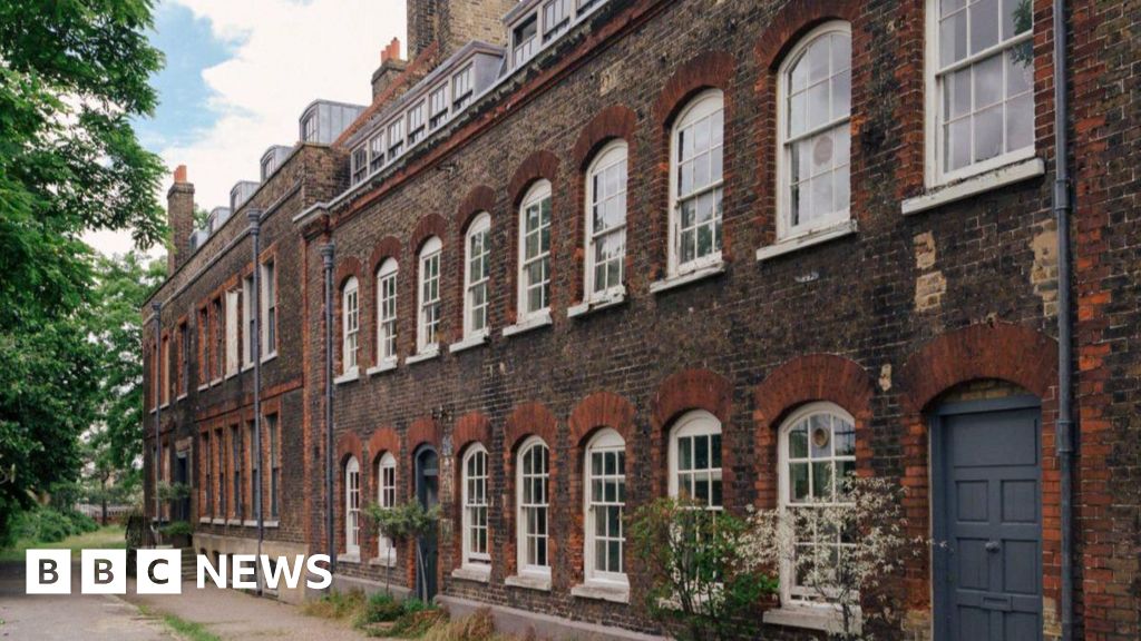 The 10-bed home hosting theatre by the Thames