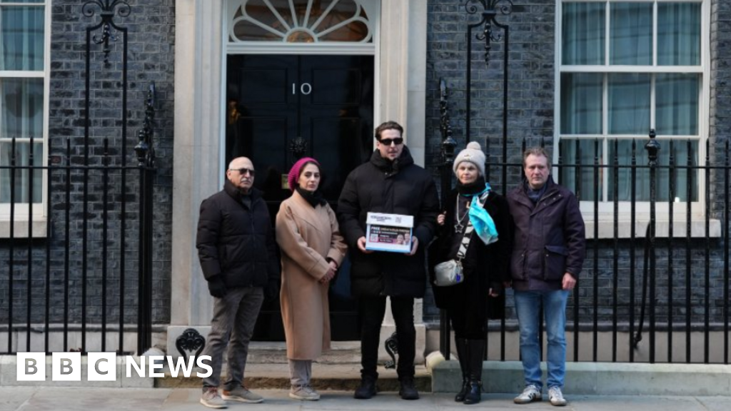 Family of Lindsay and Craig Foreman held in Iran take petition to No 10