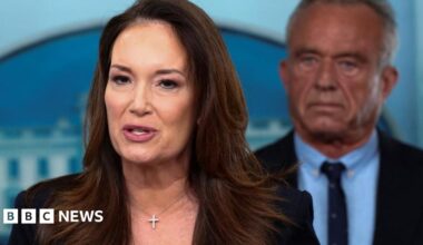 Rorbert F Kennedy Jr and other health officials at a news briefing