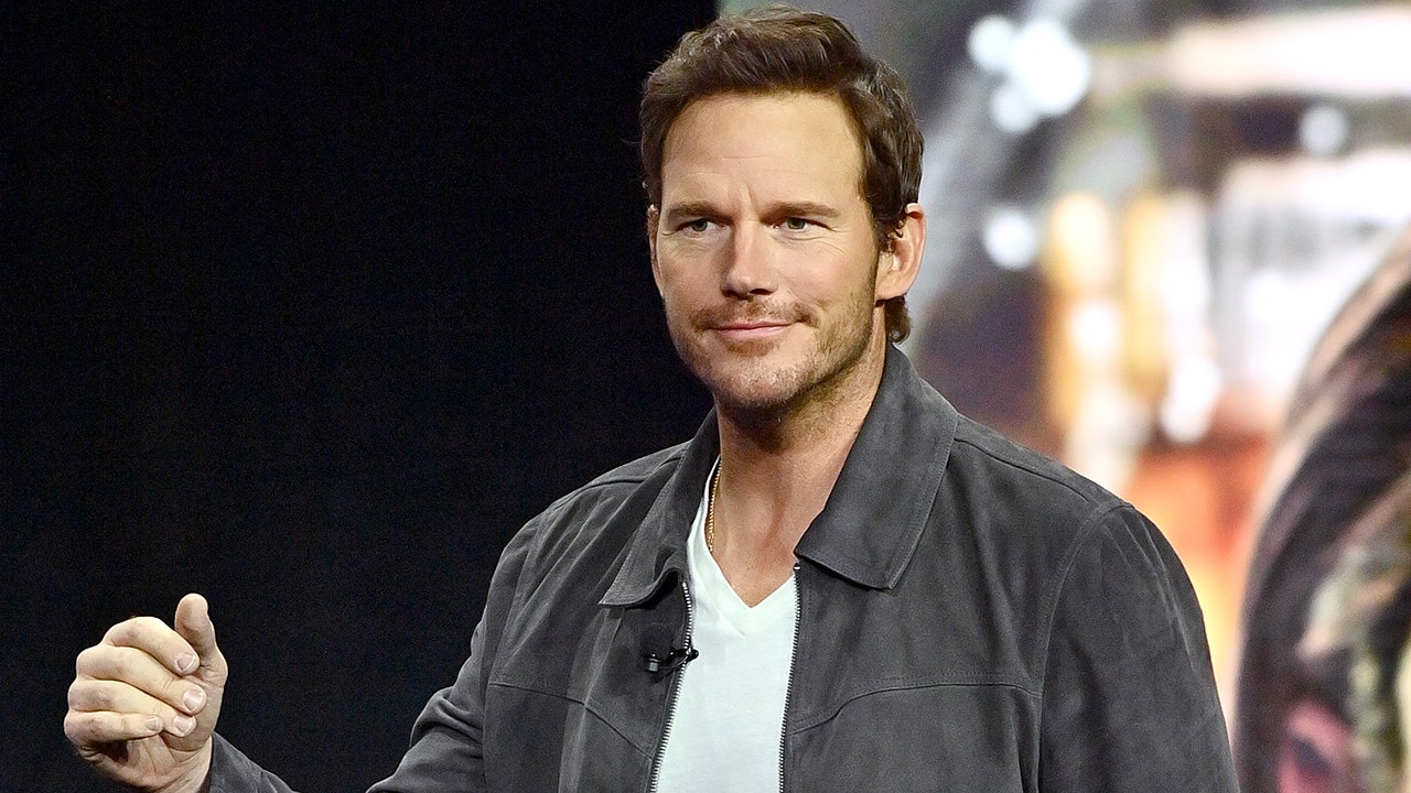 Chris Pratt gets Santa portrait painting from Arnold Schwarzenegger