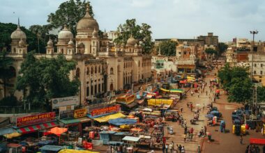 A Day in the Bazaar: When Architecture Is Observed in Time