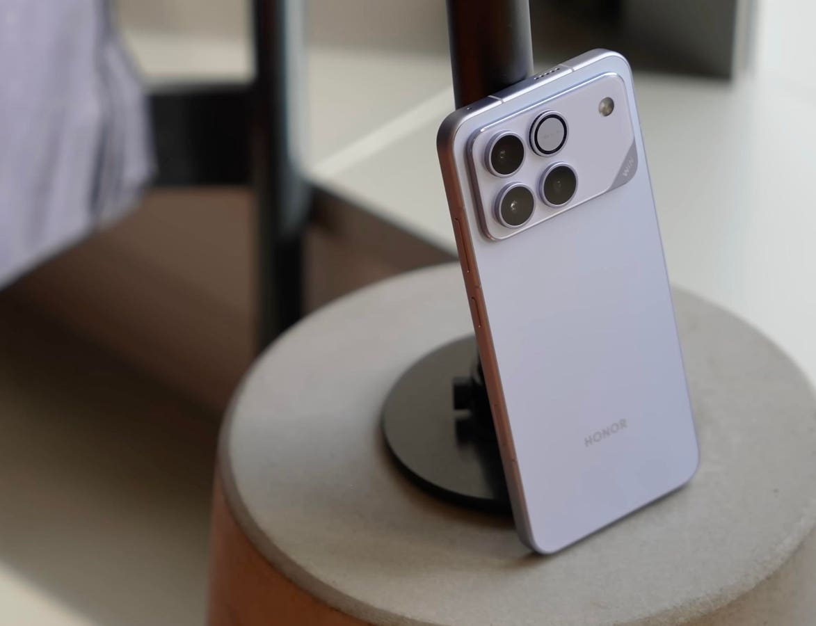 Honor Win Is A Phone With A 10,000 mAh Battery And A Built-In Fan