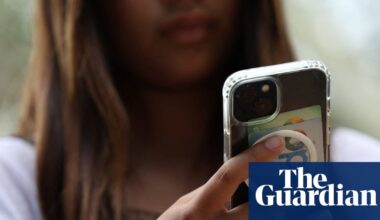 More than 60 Labour MPs urge Starmer to back under-16s social media ban | Social media