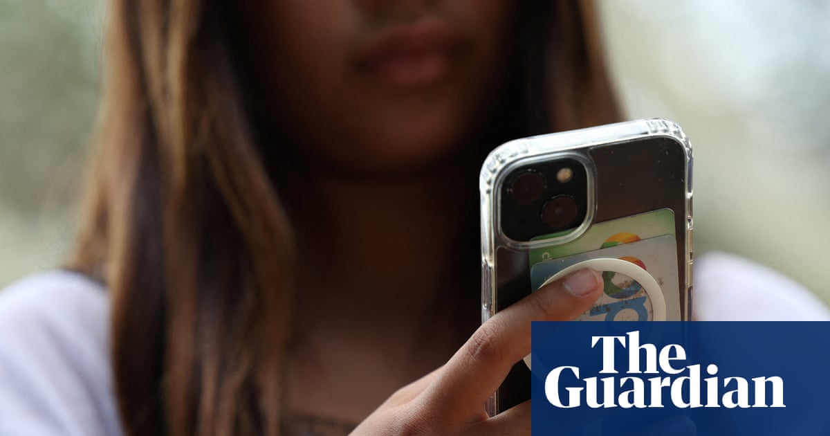 More than 60 Labour MPs urge Starmer to back under-16s social media ban | Social media