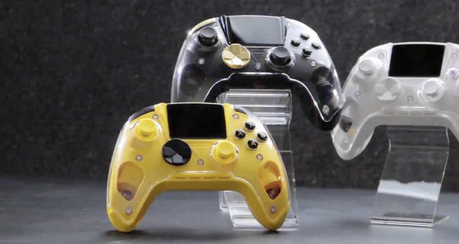 Anbernic's New Controller Has A Built-In HD Screen, Capacitive Sticks And (Gulp) A Heart Rate Alarm