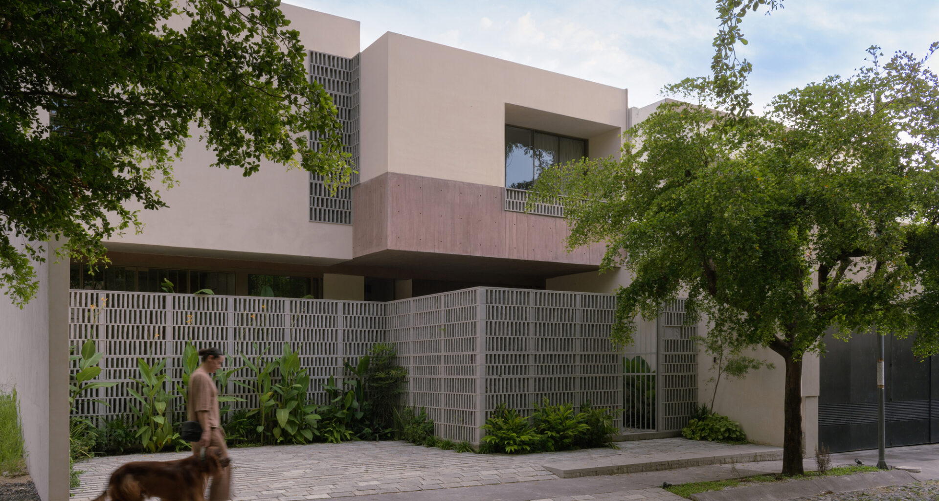 Paseo House of Cantera / Antumbra estudio