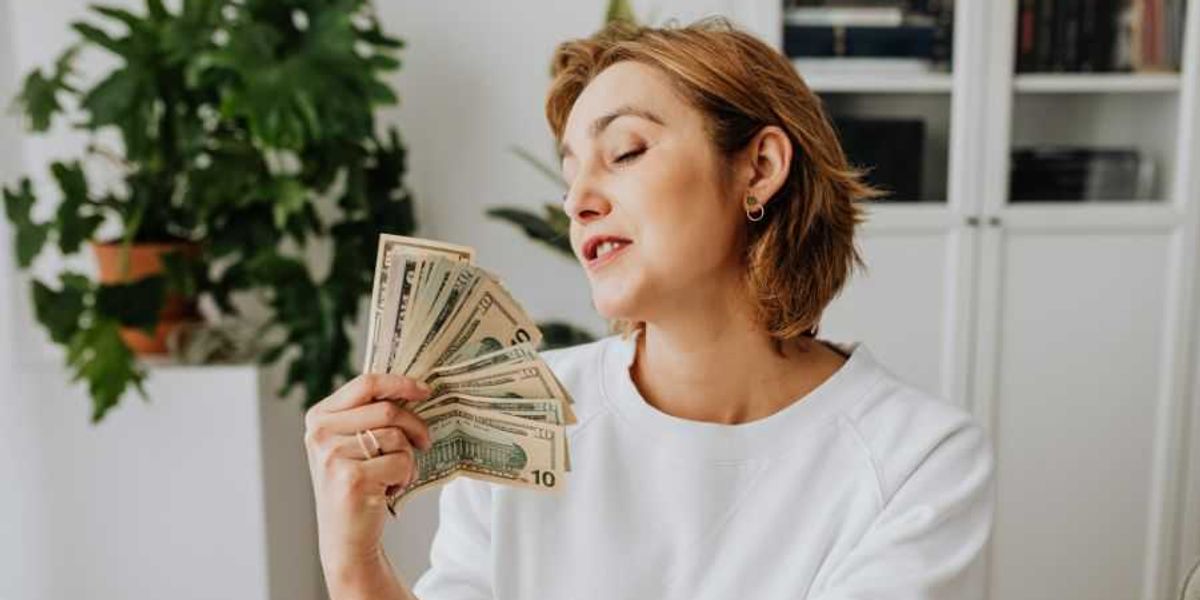 Smart shoppers share the 15 habits that saved them the most money in 2025