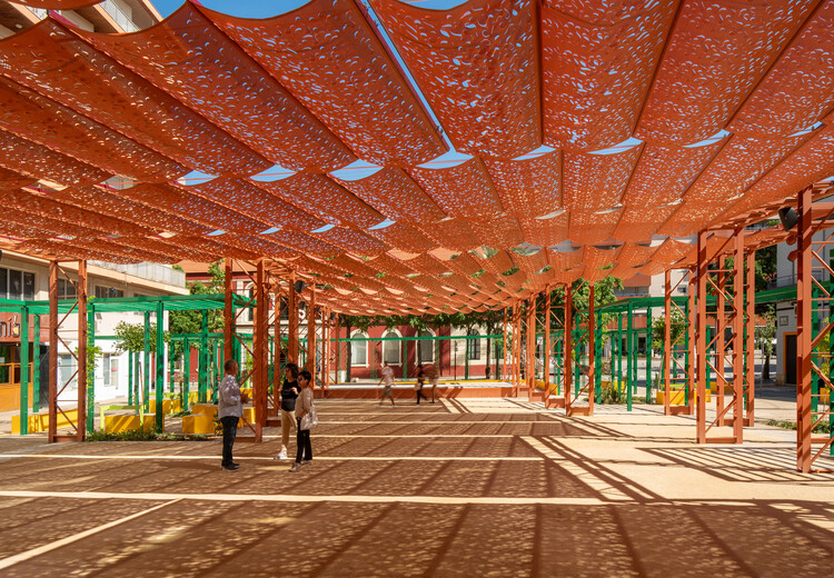 How Cities Design Public Life in the Shade - Image 15 of 20