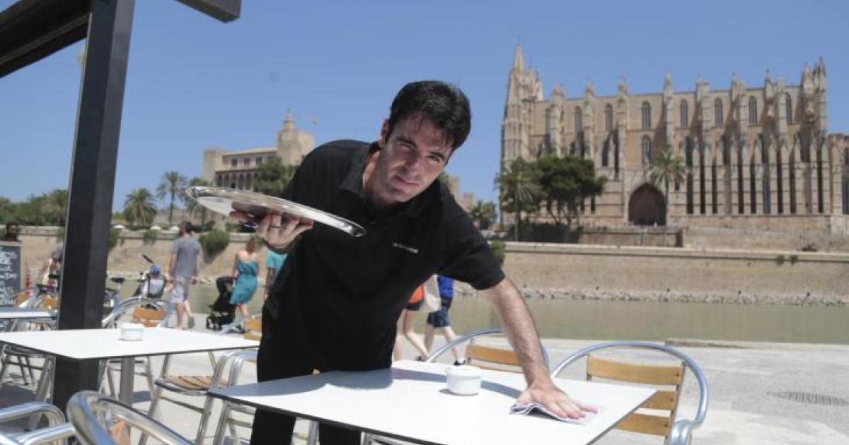 Spain's jobless rate falls to record low, government gives green light to plan to "legalise" 500,000 migrant workers