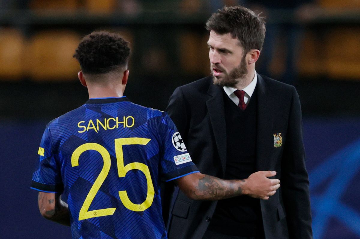 Jadon Sancho of Manchester United, coach Michael Carrick of Manchester United  during the UEFA Champions League  match between Villarreal v Manchester United at the Estadio de la Ceramica on November 23, 2021 in Castellon Spain.