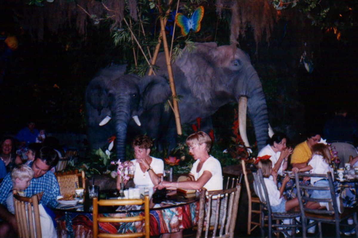 Diners at a Rainforest Cafe in 1998 (not Trafford Centre)