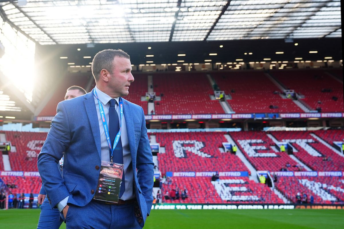 Hull KR head coach Willie Peters has emerged as the favourite for the vacant England job.