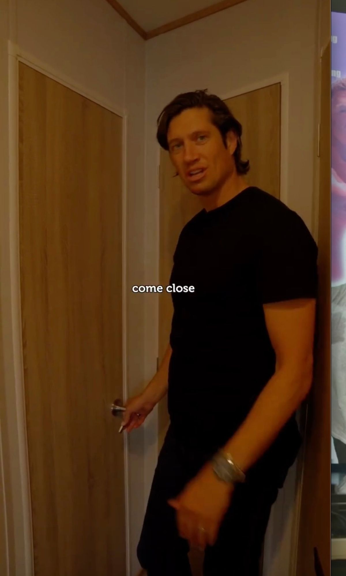 Vernon Kay takes his followers on a tour of a Parkdean caravan in his latest ad