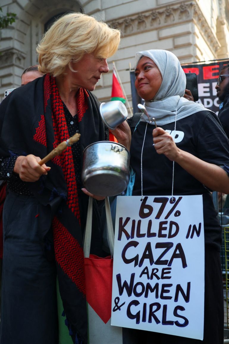 British actor Juliet Stevenson attends a pro-Palestinian protest outside Downing Street, a demonstration featuring the banging of pots and pans to honour the Palestinians shot while queuing for food in Gaza, in London, Britain, July 25, 2025. REUTERS/Isabel Infantes