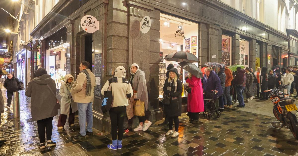 Blue meet fans in Glasgow Assai Records for album Reflections release