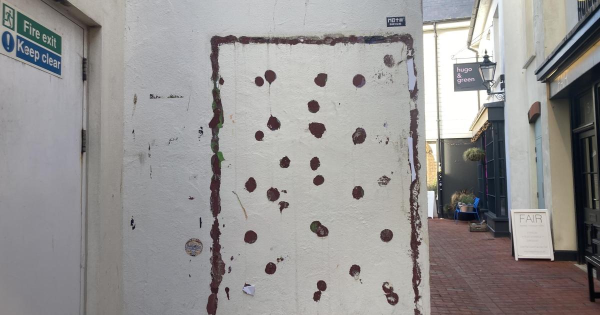 Artwork mysteriously disappears from The Lanes, Brighton
