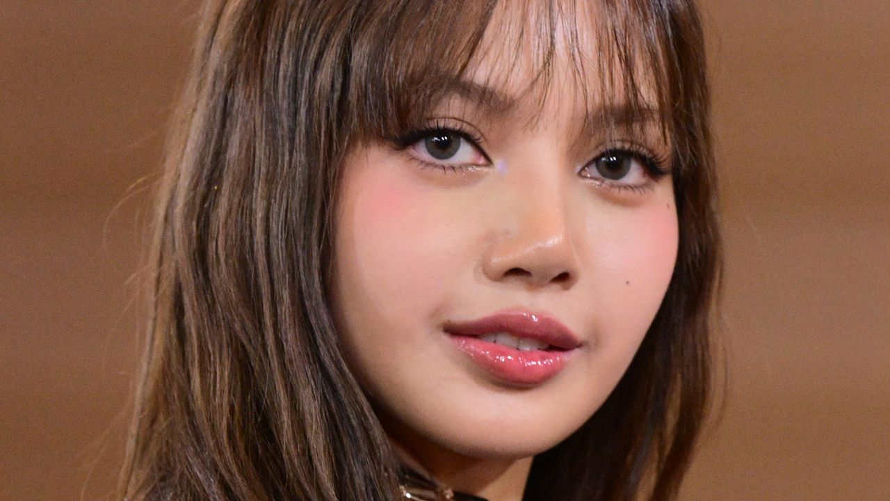 A Newly Brunette Lisa Goes Dark And Edgy For The Golden Globes 2026